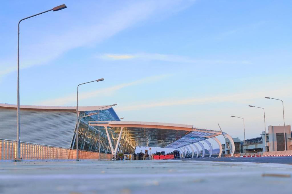 At Night Airport Resort Nai Yang Luaran gambar